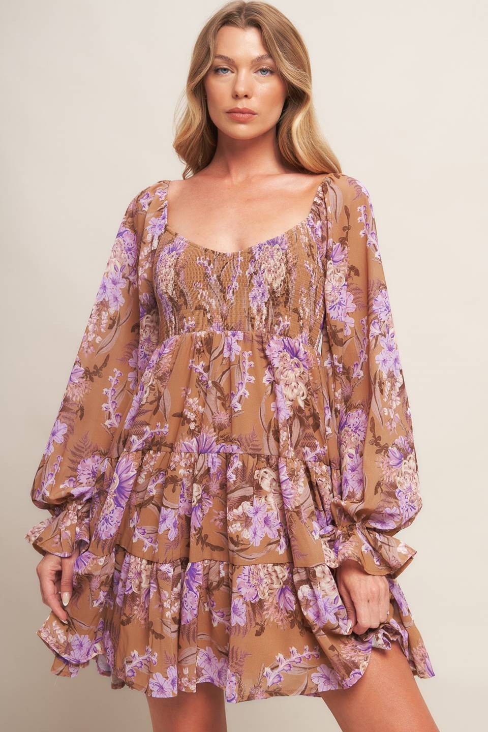 VESTIDO CORTO CAFÉ FLORES LILA