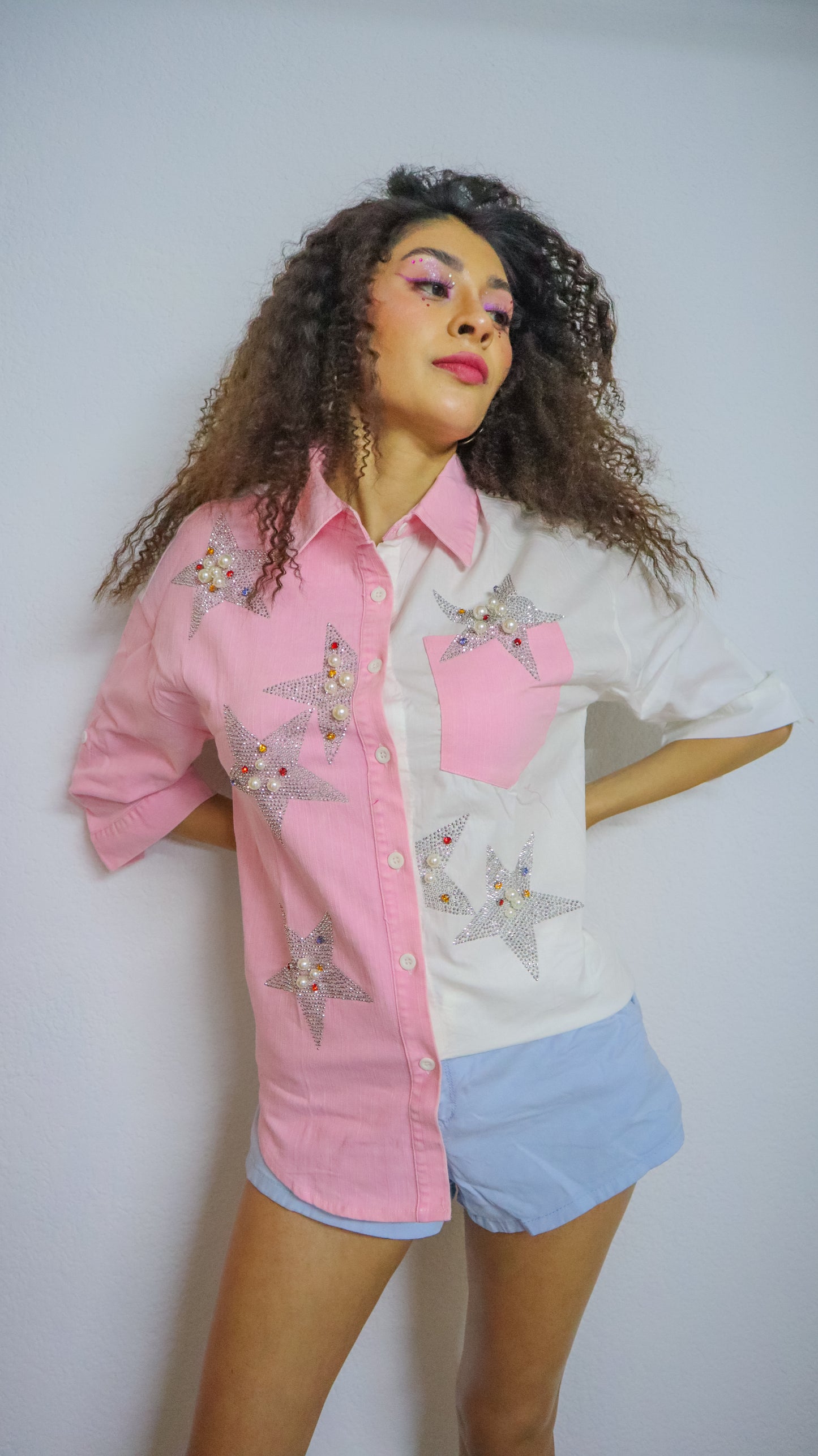 CAMISA PASTEL CON ESTRELLAS