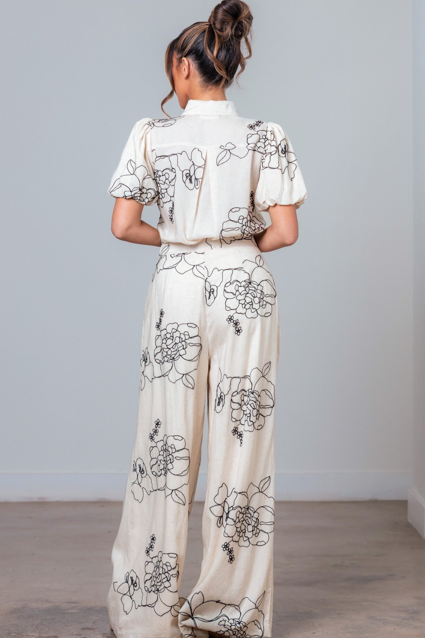 SET BEIGE FLORES NEGRAS