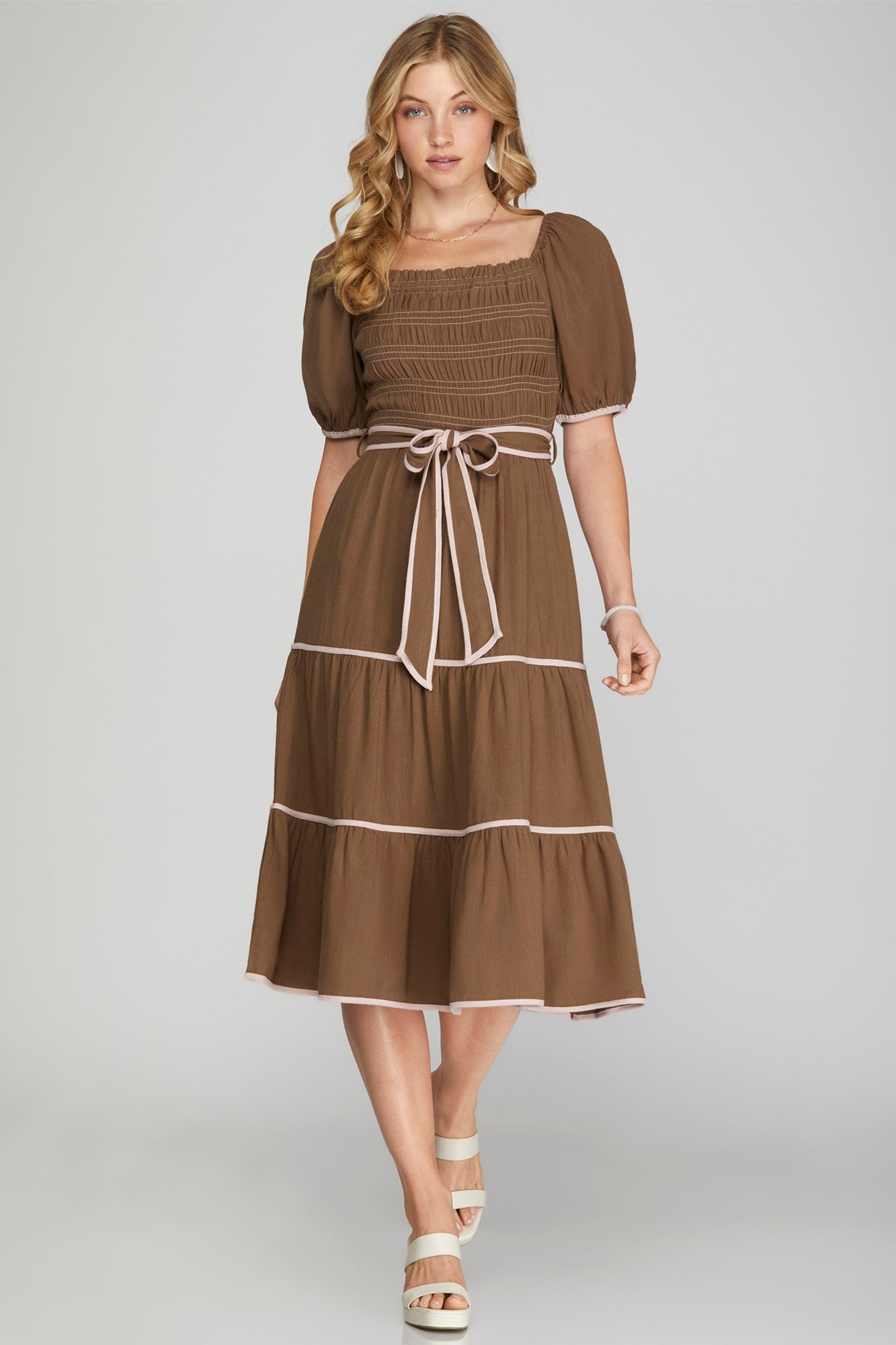 VESTIDO MIDI CAFÉ CON MANGAS