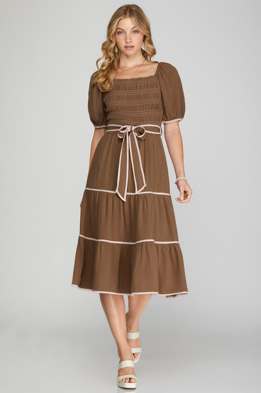 VESTIDO MIDI CAFÉ CON MANGAS